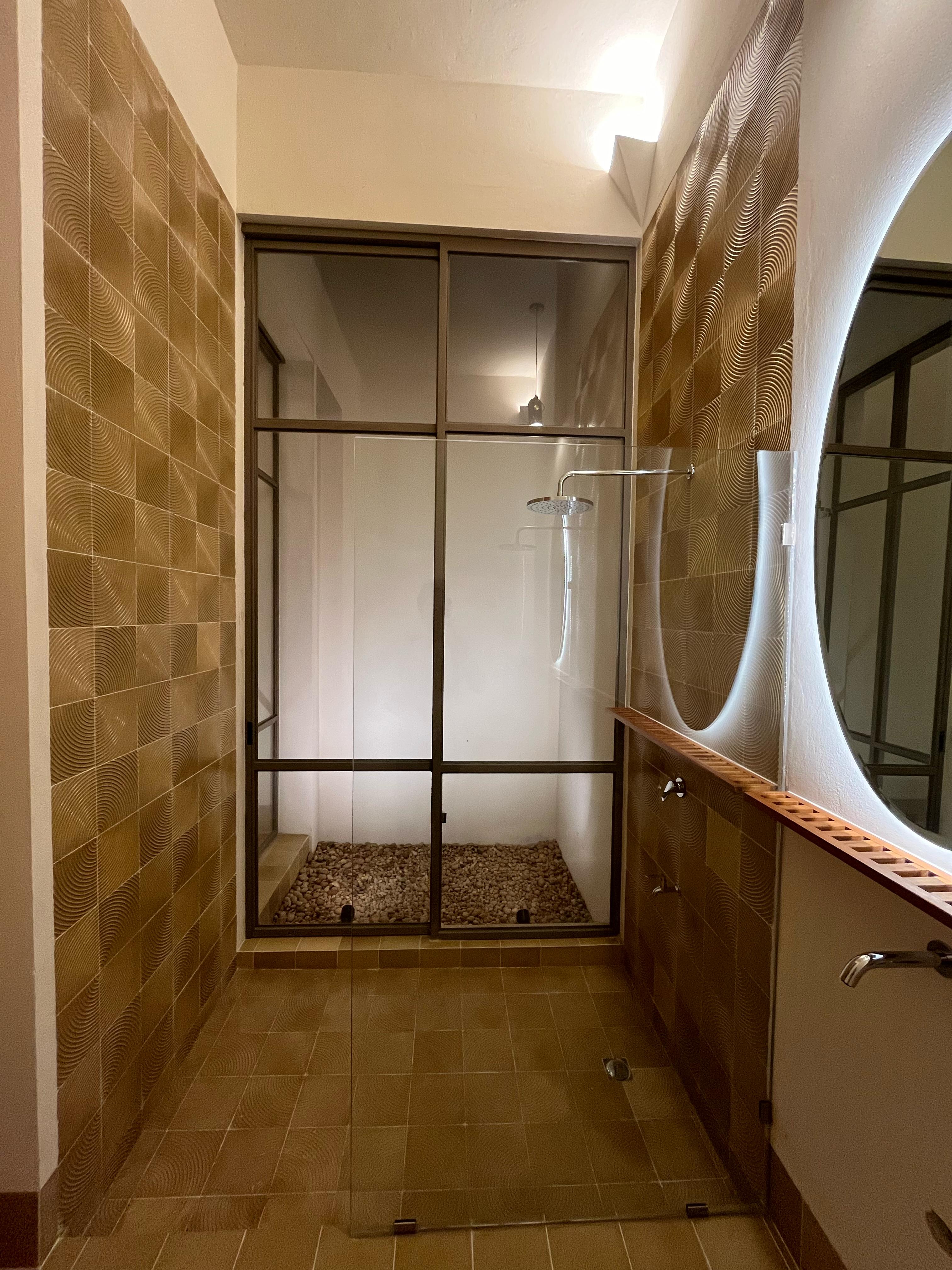 Mosaico texturizado de abanicos instalado en un baño