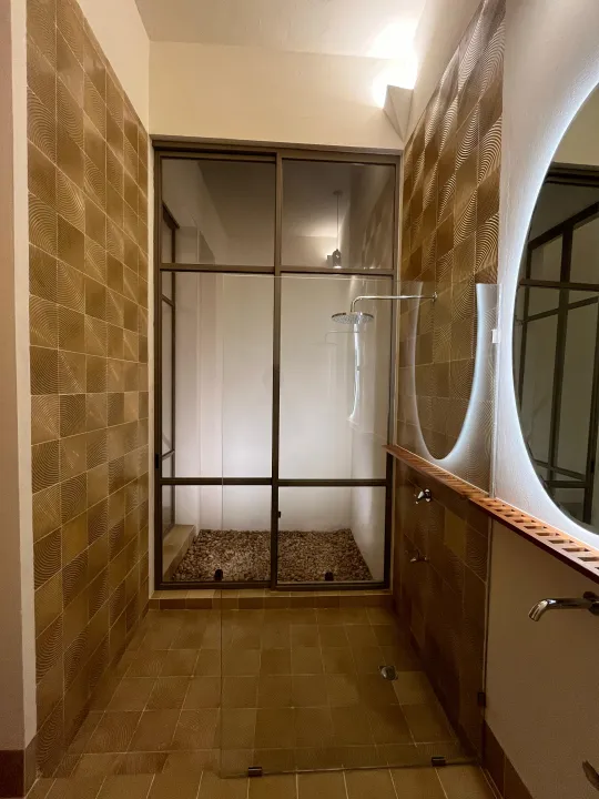 Mosaico texturizado de abanicos instalado en un baño