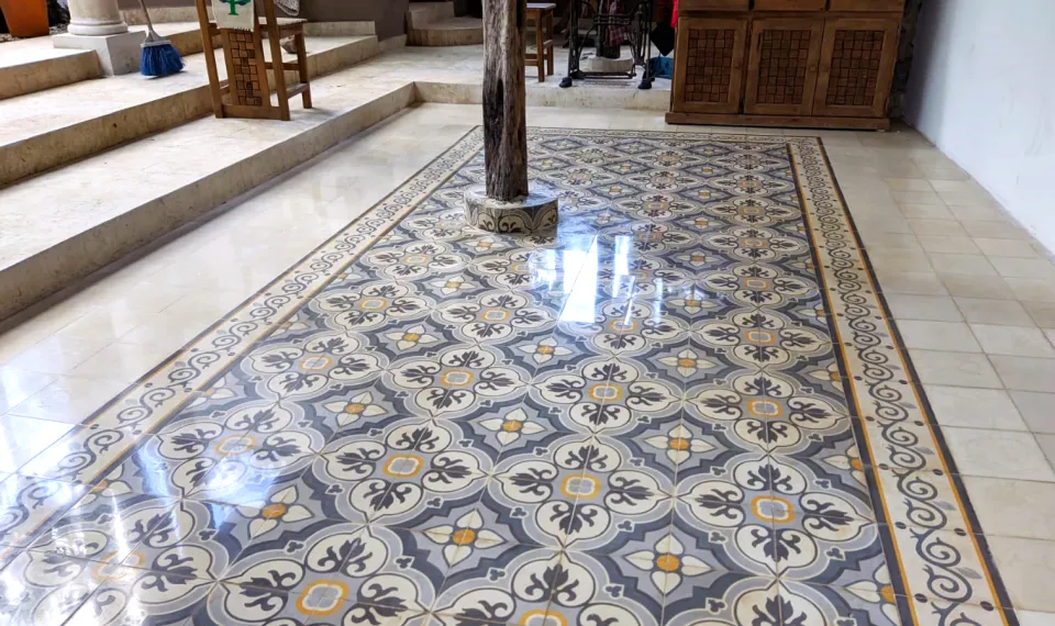 Tapete de mosaico personalizado instalado en piso